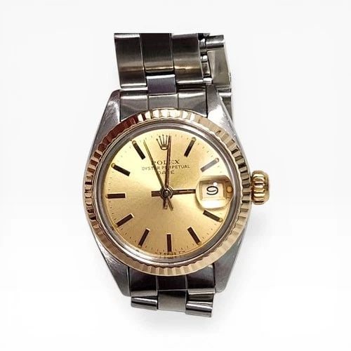 ROLEX LADIES DATE 26MM TWO TONE CHAMPAGNE OYSTER AUTOMATIC WATCH 6917 CIRCA 1981: ROLEX LADIES DATE 26MM TWO TONE CHAMPAGNE OYSTER AUTOMATIC WATCH Manufacturer Rolex Category Oyster Perpetual Ladies Date Reference Number 6917 Band Stainless Steel Band Color Steel Band Type Oyster B