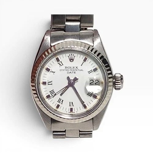 ROLEX LADIES DATE 26 MM STEEL 18K WHITE GOLD BEZEL OYSTER WATCH 6917 CIRCA 1979: ROLEX LADIES DATE 26 MM STEEL 18K WHITE GOLD BEZEL OYSTER WATCH 6917 CIRCA 1979 Manufacturer Rolex Category Oyster Perpetual Ladies Date Reference Number 6917 Band Stainless Steel Band Color Steel Ban