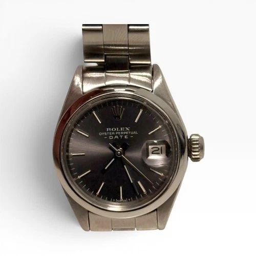 ROLEX LADIES DATE 26 MM GREY DIAL OYSTER STEEL AUTOMATIC WATCH 6916 CIRCA 1973: ROLEX LADIES DATE 26 MM GREY DIAL OYSTER STEEL AUTOMATIC WATCH 6916 CIRCA 1973 Manufacturer Rolex Category Oyster Perpetual Ladies Date Subcategory Ladies Date 2030 Reference Number 6916 Band Stainles