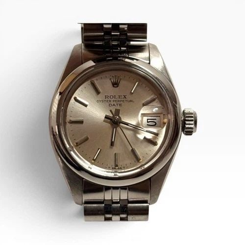 ROLEX LADIES DATE 26 MM JUBILEE STEEL AUTOMATIC WATCH 6916 CIRCA 1979: ROLEX LADIES DATE 26 MM JUBILEE STEEL AUTOMATIC WATCH 6916 CIRCA 1979 Manufacturer Rolex Category Oyster Perpetual Ladies Date Reference Number 6916 Band Stainless Steel Band Color Steel Band Type Jub