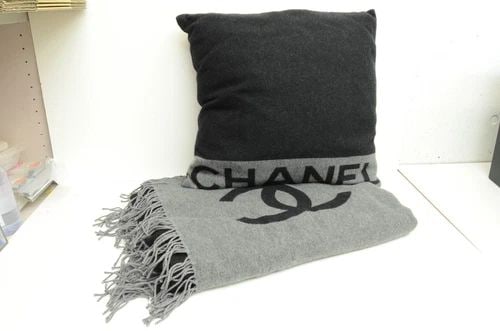 AUTHENTIC CHANEL COUCH BEDDING SET WOOL CASHMERE SOFT THROW PILLOW FRILL BLANKET (1 of 2)