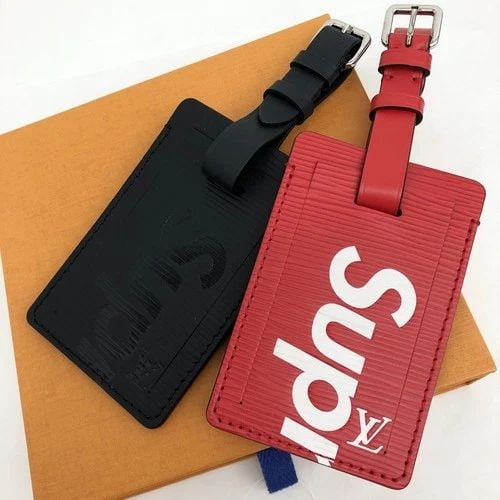 AUTHENTIC LOUIS VUITTON SUPREME LEATHER TAG SET TRAVEL RED BLACK LUGGAGE BAG: AUTHENTIC LOUIS VUITTON SUPREME LEATHER TAG SET TRAVEL RED BLACK LUGGAGE BAG Louis Vuitton x Supreme Luggage Tags Travel Manufactured: France Luxury Red, Black Leather Length: 11 cm (18cm) Width: 7.0 