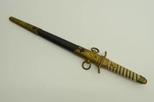 AUTHENTIC JAPANESE MILITARY DAGGER STEEL BLADE GOLD VINTAGE COLLECTIBLE DIRK (1 of 2)