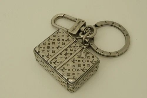 AUTHENTIC LOUIS VUITTON SILVER PLATED LUGGAGE KEYCHAIN LOGO JEWELRY ACCESSORY 2: AUTHENTIC LOUIS VUITTON SILVER PLATED LUGGAGE KEYCHAIN LOGO JEWELRY ACCESSORY 2 Authentic Louis Vuitton Silver Plated Luggage Keychain Logo Jewelry Accessory 2 Authentic Louis Vuitton Silver Plated Lu