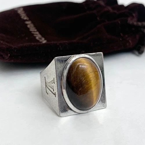 AUTHENTIC LOUIS VUITTON RING CHEVALIER LV LOGO BROWN FAUX GEM JEWELRY ACCESSORY: AUTHENTIC LOUIS VUITTON RING CHEVALIER LV LOGO BROWN FAUX GEM JEWELRY ACCESSORY Louis Vuitton Silver Plated, Faux Gemstone Size 19 Jewelry Accessory Mens, Womens, Unisex Manufactured: Italy Stone: 19m