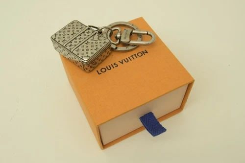 AUTHENTIC LOUIS VUITTON SILVER PLATED LUGGAGE KEYCHAIN LOGO JEWELRY ACCESSORY (1 of 2)