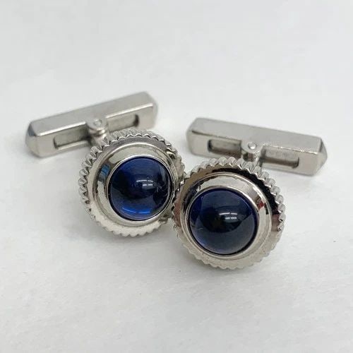 AUTHENTIC CARTIER CUFFLINKS SIGNATURE BLUE STERLING SILVER 925 JEWELRY ACCESSORY: AUTHENTIC CARTIER CUFFLINKS SIGNATURE BLUE STERLING SILVER 925 JEWELRY ACCESSORY Jewelry Accessory Mens, Unisex Cufflinks Signature Emblem 925 Sterling Silver Vintage Length: 2.5 cm Width: 1.9 cm Embl