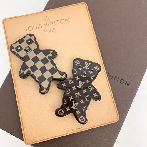 AUTHENTIC LOUIS VUITTON PIN SET BEAR BROOCH DAMIER MONOGRAM GP PIN JEWELRY: AUTHENTIC LOUIS VUITTON PIN SET BEAR BROOCH DAMIER MONOGRAM GP PIN JEWELRY Louis Vuitton Jewelry Accessory Ladies, Womens, Female Brooch, Pin Bears, Animals Gold Plated, Plastic Length: 6.5 cm Width: 