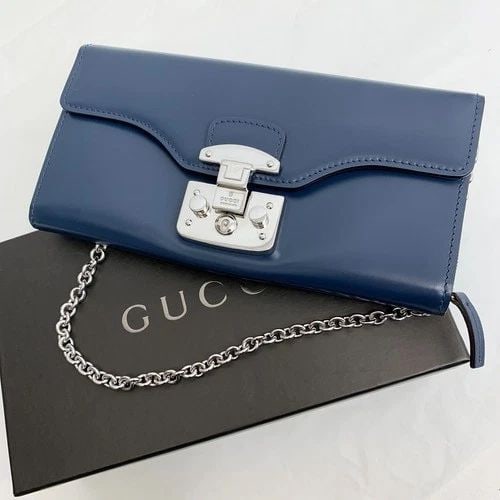 AUTHENTIC GUCCI WALLET BLUE LEATHER CLUTCH SP CHAIN STRAP CLIP CASE: AUTHENTIC GUCCI WALLET BLUE LEATHER CLUTCH SP CHAIN STRAP CLIP CASE AUTHENTIC GUCCI WALLET BLUE LEATHER CLUTCH SP CHAIN STRAP CLIP CASE Gucci Clip Closure Width: 19 cm Height: 9.5 cm Depth: 2.4 cm Blu