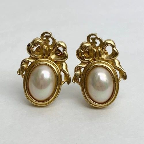 AUTHENTIC CHRISTIAN DIOR CLIP ON EARRINGS VINTAGE CD LOGO GP OVAL FAUX PEARL: AUTHENTIC CHRISTIAN DIOR CLIP ON EARRINGS VINTAGE CD LOGO GP OVAL FAUX PEARL Jewelry Accessories Ladies, Womens, Female Clip Closure Signature Logo Gold Plated, Faux Pearl Vintage Height: 2.8 cm Width