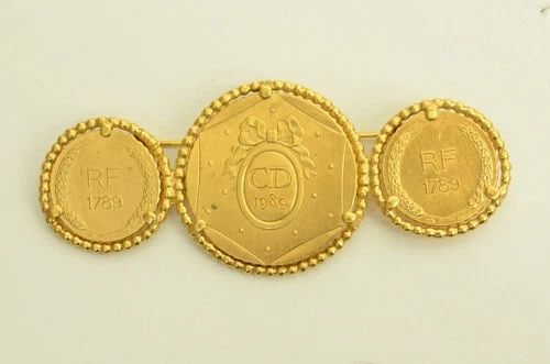 AUTHENTIC CHRISTIAN DIOR 3 COIN EMBLEM BROOCH RF1789 GP PIN JEWELRY ACCESSORY (1 of 2)