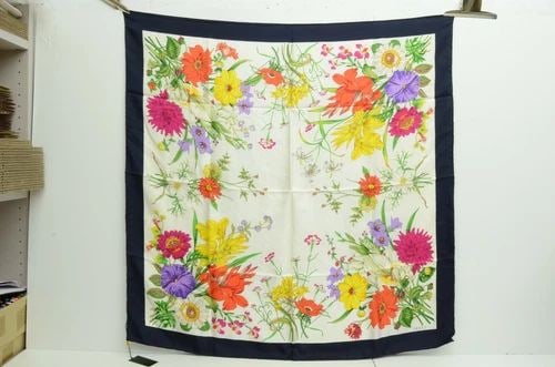 AUTHENTIC GUCCI 100% SILK SCARF NAVY BLUE WHITE 90CM CLASSIC FLORAL FLOWERS: AUTHENTIC GUCCI 100% SILK SCARF NAVY BLUE WHITE 90CM CLASSIC FLORAL FLOWERS Authentic Gucci 100% Silk Scarf Navy Blue White 90cm Classic Floral Flowers AUTHENTIC GUCCI 100% SILK SCARF NAVY BLUE WHITE 