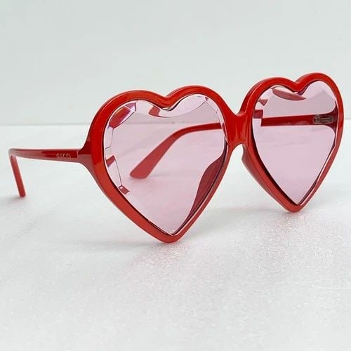 AUTHENTIC GUCCI HEART SUNGLASSES 62 15 145 RED CHIC LOVE EYEGLASSES FRAMES: AUTHENTIC GUCCI HEART SUNGLASSES 62 15 145 RED CHIC LOVE EYEGLASSES FRAMES Lens Width: 62mm Bridge Width: 15mm Temple Length: 145mm Manufactured: France Womens, Unisex Glasses, Occhiali Clear Pink Hue