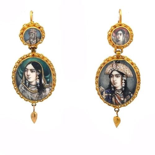HAND PAINTED PORTRAIT EARRINGS IN 18K SOUTH ASIAN KING QUEEN HOOK DANGLE ANTIQUE: HAND PAINTED PORTRAIT EARRINGS IN 18K SOUTH ASIAN KING QUEEN HOOK DANGLE ANTIQUE This beautiful hand painted pair of dangle earrings are crafted from 18k yellow gold. They come with wire hook backs an