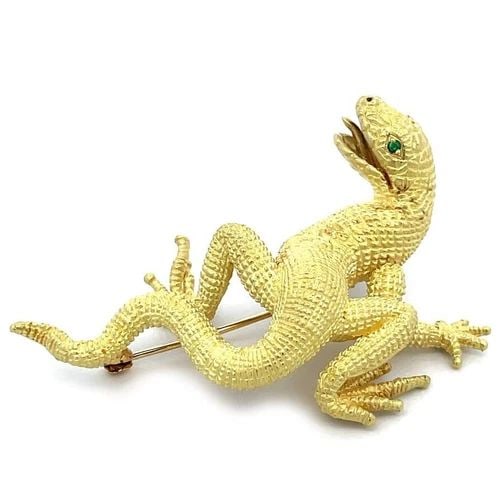 KURT WAYNE LIZARD BROOCH 18K YELLOW GOLD GEMSTONES EYES: KURT WAYNE LIZARD BROOCH 18K YELLOW GOLD GEMSTONES EYES This is an authentic Kurt Wayne brooch featuring a detailed 3D textured scale like full figure of a lizard with small round cut gemstones eyes. 