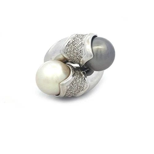 DIAMOND TWIN PEARLS GOLD RING 18K WHITE TAHITIAN BYPASS STYLE: DIAMOND TWIN PEARLS GOLD RING 18K WHITE TAHITIAN BYPASS STYLE This is a gorgeous double pearls ring; it is crafted from 18k white gold with a polished finish featuring a dark gray Tahitian pearl and a
