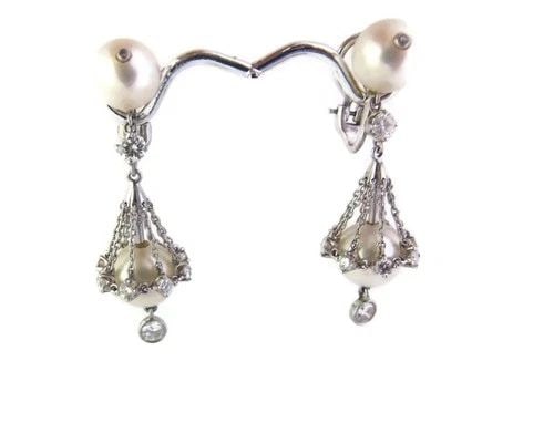 DIAMOND PEARLS GOLD EARRINGS 18KT CHANDELIER DANGLE STYLE: DIAMOND PEARLS GOLD EARRINGS 18KT CHANDELIER DANGLE STYLE These Diamond Pearls Gold Earrings are a luxurious addition to any jewelry collection. The natural white diamonds and pearls are set in 18kt w