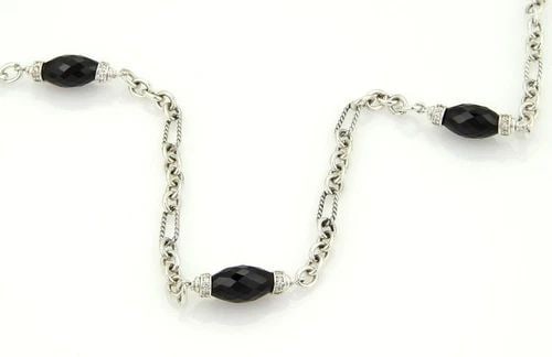 DAVID YURMAN STERLING SILVER NECKLACE DIAMOND ONYX TOGGLE CLASP: DAVID YURMAN STERLING SILVER NECKLACE DIAMOND ONYX TOGGLE CLASP The David Yurman Sterling Silver Necklace with a Diamond and Onyx Toggle Clasp is a luxurious and elegant piece of fine jewelry. This na
