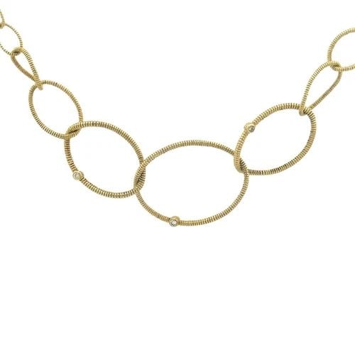 DIAMOND GOLD NECKLACE 14K BEZEL SET ASSORTED SIZE TEXTURED RING LINK CHAIN: DIAMOND GOLD NECKLACE 14K BEZEL SET ASSORTED SIZE TEXTURED RING LINK CHAIN This is a lovely gold twist link necklace, a stunning piece crafted from 14k yellow gold. At its larger centerpiece are 3 bez