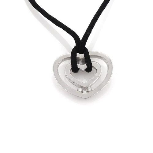 CHOPARD PENDANT HAPPY DIAMOND 18K WHITE GOLD HEART BLACK CORD: CHOPARD PENDANT HAPPY DIAMOND 18K WHITE GOLD HEART BLACK CORD The Chopard Pendant Happy Diamond is a stunning piece of fine jewelry featuring a heart-shaped pendant with a black cord. Crafted from 18k