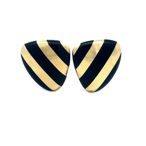 TIFFANY & CO. ONYX GOLD EARRINGS 18K YELLOW VINTAGE HUGGIE STYLE: TIFFANY & CO. ONYX GOLD EARRINGS 18K YELLOW VINTAGE HUGGIE STYLE Elevate your jewelry collection with the timeless elegance of Tiffany & Co. These stunning 18k yellow gold vintage earrings feature a s