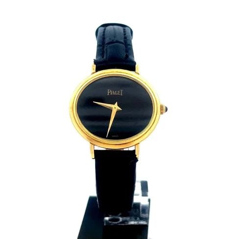 PIAGET LADIES GOLD WATCH VINTAGE 18K YELLOW OVAL MANUAL WIND LEATHER BAND: PIAGET LADIES GOLD WATCH VINTAGE 18K YELLOW OVAL MANUAL WIND LEATHER BAND These lovely authentic women vintage wristwatch if from Piaget, the case is crafted from 18k yellow gold featuring an oval sha