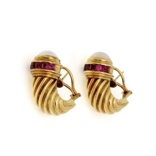 DAVID YURMAN EARRINGS PEARLS GEMSTONE 14K YELLOW GOLD SHRIMP POST CLIP: DAVID YURMAN EARRINGS PEARLS GEMSTONE 14K YELLOW GOLD SHRIMP POST CLIP The David Yurman Earrings feature natural red gemstones set in 14k yellow gold with a shrimp clip closure. The huggie style earri