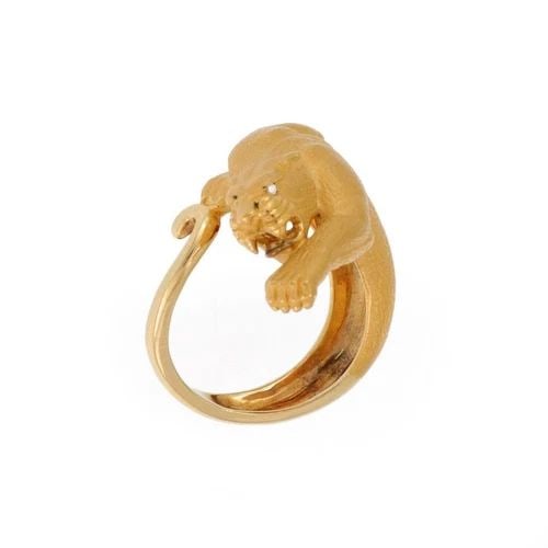 CARRERA Y CARRERA RING DIAMOND 18K YELLOW GOLD 3D PANTHER RING SIZE 6.5: The Carrera y Carrera Ring is a luxurious and stylish piece of fine jewelry. Made of 18k yellow gold and featuring a 3D panther design, this ring is a statement piece that exudes sophistication and el