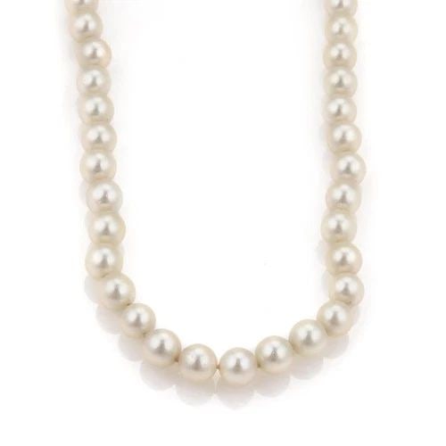 PEARL NECKLACE 30" LONG SINGLE STRAND VINTAGE: PEARL NECKLACE 30" LONG SINGLE STRAND VINTAGE This vintage pearl necklace features a single strand of creamy pearls that are 30" in length. The elegant design and natural pearl creation make it a luxu