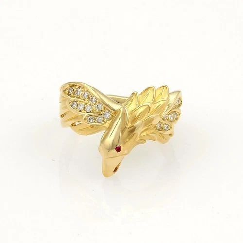 CARRERA Y CARRERA RING DIAMOND & GEMSTONE 18K YELLOW GOLD EAGLE SIZE 6: The Carrera y Carrera Ring is a luxurious piece of fine jewelry crafted in 18K yellow gold with a stunning eagle design featuring white diamonds and a red gemstone. This exquisite ring is signed by th