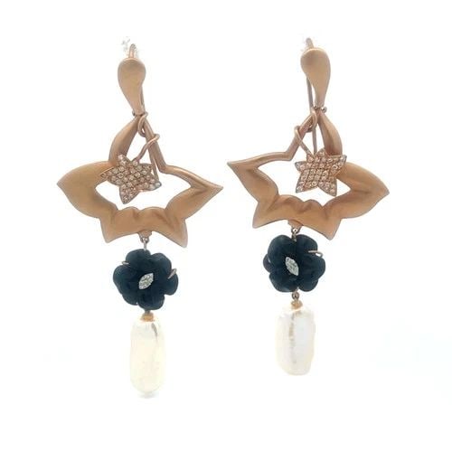 DIAMOND & GEMS GOLD EARRINGS 18K ROSE FLORAL LONG DANGLE STYLE: DIAMOND & GEMS GOLD EARRINGS 18K ROSE FLORAL LONG DANGLE STYLE These 18k rose gold earrings feature a beautiful open starlike floral design with natural round white natural diamond accent and a black 