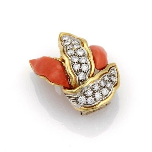 DIAMONDS CORAL GOLD PIN 1.05CT 18K YELLOW LEAF DESIGN BROOCH VINTAGE: DIAMONDS CORAL GOLD PIN 1.05CT 18K YELLOW LEAF DESIGN BROOCH VINTAGE This is a gorgeous Vintage brooch pin, it is crafted from 18k yellow gold with old accent, it features four long leaves, two with c