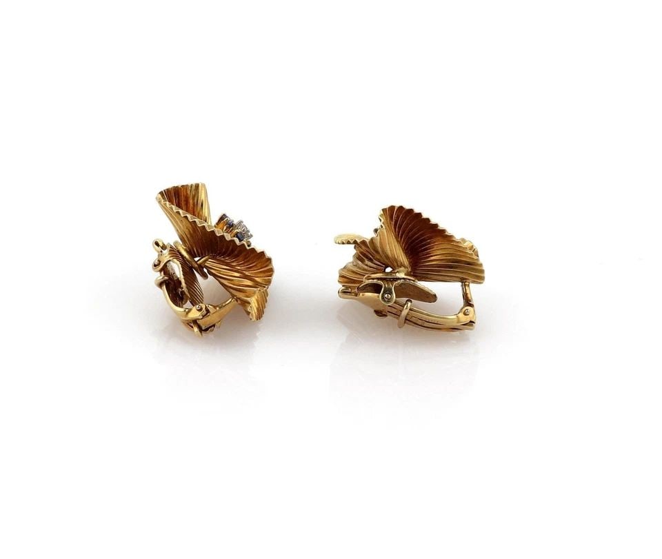 VINTAGE TIFFANY & CO. DIAMOND SAPPHIRE 18K YELLOW GOLD FLORAL CLIP ON EARRINGS: VINTAGE TIFFANY & CO. DIAMOND SAPPHIRE 18K YELLOW GOLD FLORAL CLIP ON EARRINGS Tiffany & Co. Vintage Sapphire Diamond 18k Gold Floral Clip On Earrings Description This is an authentic vintage pair of 