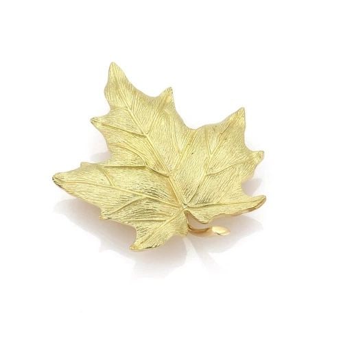 TIFFANY & CO. 18K YELLOW GOLD LARGE MAPLE LEAF BROOCH PIN: TIFFANY & CO. 18K YELLOW GOLD LARGE MAPLE LEAF BROOCH PIN Tiffany & Co. 18k Yellow Gold Large Maple Leaf Brooch Pin Description This is an authentic brooch by Tiffany & Co. Forged from 18k yellow
