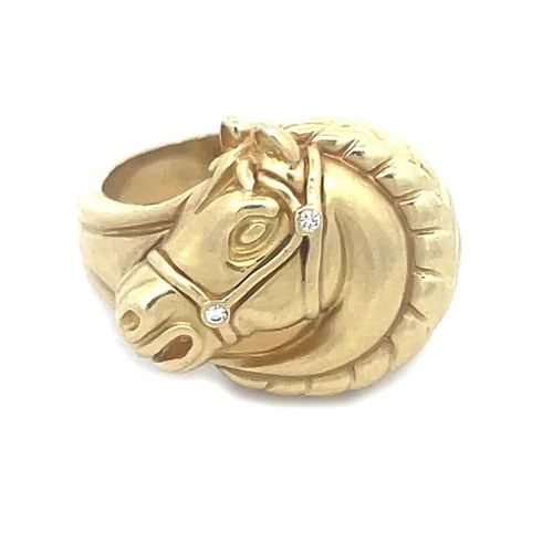 NANCY & DAVID DIAMOND GOLD RING HORSE HEAD 18K YELLOW: NANCY & DAVID DIAMOND GOLD RING HORSE HEAD 18K YELLOW This is a great equestrian style ring, it is crafted from 18k yellow gold by designers Nancy & David, it features a detailed horse head on the fro