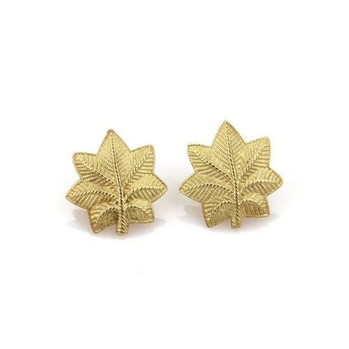 TIFFANY & CO. STUD EARRINGS LEAF DESIGN VINTAGE 18K YELLOW GOLD: TIFFANY & CO. STUD EARRINGS LEAF DESIGN VINTAGE 18K YELLOW GOLD These Tiffany & Co. stud earrings feature a leaf design in 18k yellow gold, exuding a vintage charm with a touch of beauty. The earrings