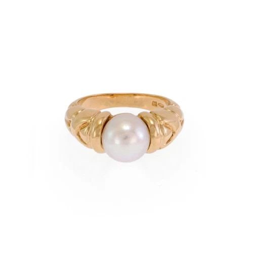 BVLGARI RING PEARL 18K YELLOW GOLD SOLITAIRE SIZE 6: This Bvlgari Ring set with a Pearl in 18k Yellow Gold is a luxurious and elegant piece of fine jewelry. The solitaire style ring features a beautiful pearl as the main stone, showcasing the brand's si