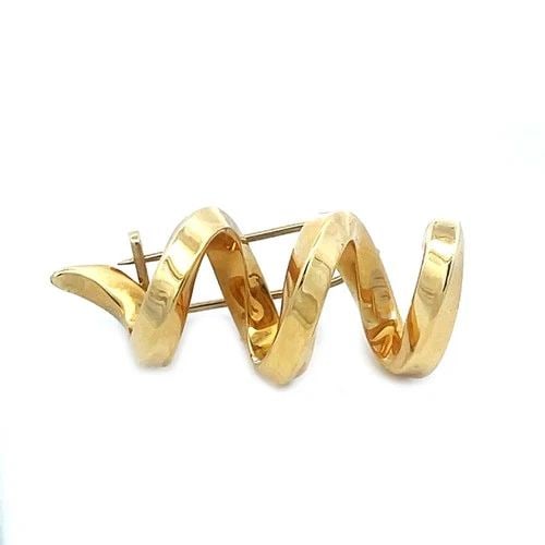 TIFFANY & CO. GOLD BROOCH 18K YELLOW SPIRAL TWIST STYLE: TIFFANY & CO. GOLD BROOCH 18K YELLOW SPIRAL TWIST STYLE This is a lovely Tiffany & Co. gold brooch. It is a piece of fine jewelry featuring a spiral twist design crafted from 18k yellow gold with a po