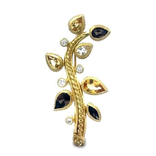 JUDITH RIPKA GOLD BROOCH DIAMOND & GEMS 18K YELLOW LEAF DESIGN: JUDITH RIPKA GOLD BROOCH DIAMOND & GEMS 18K YELLOW LEAF DESIGN This is an exquisite Judith Ripka brooch, a stunning piece that exemplifies elegance and sophistication. Crafted from luxurious 18k yello