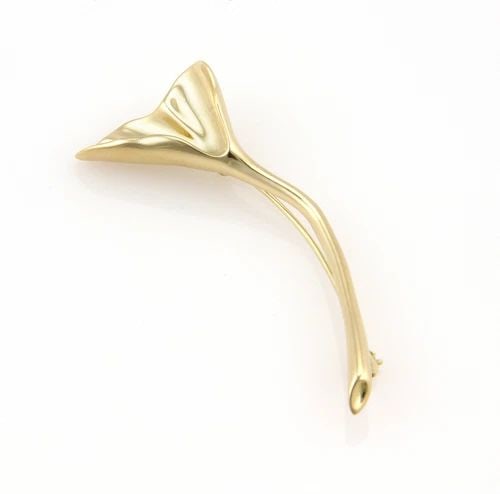 TIFFANY & CO. LILY GOLD PIN 18K YELLOW CALLA FLOWER LONG STEM: TIFFANY & CO. LILY GOLD PIN 18K YELLOW CALLA FLOWER LONG STEM This gorgeous Tiffany & Co. gold brooch is a luxurious piece of fine jewelry featuring a stunning calla lily flower with a long stem. Made