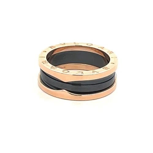 BVLGARI 18K B ZERO1 BLACK CERAMIC ROSE GOLD BAND RING BOX CARD: BVLGARI 18K B ZERO1 BLACK CERAMIC ROSE GOLD BAND RING BOX CARD From the B Zero1 Collection by Bvlgari, this elegant authentic ring is crafted from 18k rose gold with a polished finish featuring the fl
