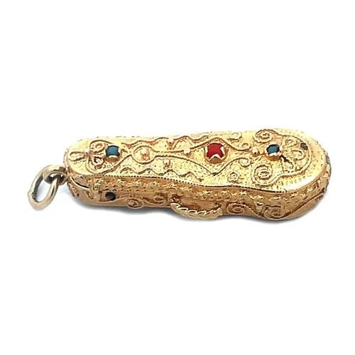 VIOLIN GOLD PENDANT VINTAGE 14K YELLOW 3D W/CASE: VIOLIN GOLD PENDANT VINTAGE 14K YELLOW 3D W/CASE This is a lovely vintage pendant, a treasure crafted from 14k yellow gold which showcase a stunning 3D miniature violin attached inside a lovely, decor
