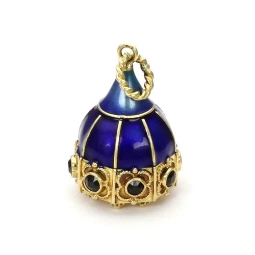 18K GOLD SAPPHIRE ENAMEL ETRUSCAN DESIGN CHARM PENDANT: 18K GOLD SAPPHIRE ENAMEL ETRUSCAN DESIGN CHARM PENDANT Rare Vintage Collectible 18k Gold Sapphire Enamel Etruscan Design Charm Pendant Description This is a lovely vintage collectible charm, it is cra