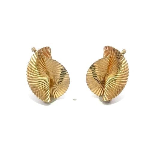 GOLD VINTAGE CLIP ON EARRINGS 14K YELLOW GROOVED SWIRL DESIGN 1940'S: GOLD VINTAGE CLIP ON EARRINGS 14K YELLOW GROOVED SWIRL DESIGN 1940'S The product is a pair of 14k yellow gold vintage clip-on earrings from the 1940s, featuring a grooved swirl design. These elegant o