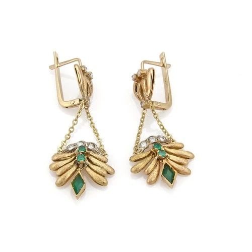 EARRINGS DIAMOND GREEN GEMSTONE 14K YELLOW GOLD FLORAL DROP DANGLE: EARRINGS DIAMOND GREEN GEMSTONE 14K YELLOW GOLD FLORAL DROP DANGLE These earrings are a stunning addition to any jewelry collection, featuring a beautiful green gemstone set in 14k yellow gold. The fl