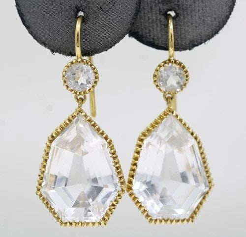 VERDURA BYZANTINE 18K YELLOW GOLD WHITE TOPAZ DANGLE DROP EARRINGS 13.6 GRAMS: VERDURA BYZANTINE 18K YELLOW GOLD WHITE TOPAZ DANGLE DROP EARRINGS 13.6 GRAMS Description Verdura Byzantine 18K Yellow Gold White Topaz Dangle Drop Earrings Earrings are in good condition. May show si
