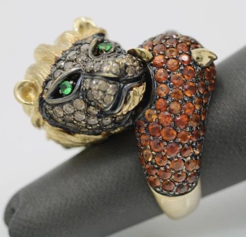 NEDA BEHNAM 14K YELLOW GOLD GEMSTONE DIAMOND LIONS HEAD RING SIZE 5.5 - 23.3 G: NEDA BEHNAM 14K YELLOW GOLD GEMSTONE DIAMOND LIONS HEAD RING SIZE 5.5 - 23.3 G Description Neda Behnam 14K Yellow Gold Sapphire Diamond Lion & Lioness Head Ring Ring is in good condition. May show sig