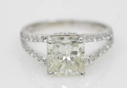 LIORI DIAMONDS 14K WHITE GOLD 3.65 TCW NATURAL RADIANT DIAMOND ENGAGEMENT RING: LIORI DIAMONDS 14K WHITE GOLD 3.65 TCW NATURAL RADIANT DIAMOND ENGAGEMENT RING Description Liori Diamonds 14K White Gold 3.65 TCW Natural Radiant Diamond Engagement Ring Ring is in good condition. May