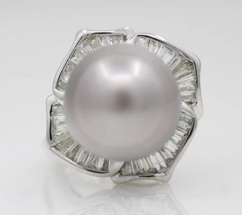 18K WHITE GOLD SOUTH SEA PEARL & BAGUETTE DIAMOND HALO COCKTAIL RING SZ 6 - 9.4G: 18K WHITE GOLD SOUTH SEA PEARL & BAGUETTE DIAMOND HALO COCKTAIL RING SZ 6 - 9.4G Description 18K White Gold South Sea Pearl & Baguette Diamond Halo Cocktail Ring Ring is in good condition. May show si