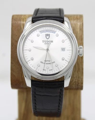 TUDOR GLAMOUR DAY/DATE 39MM SILVER DIAMOND DIAL AUTOMATIC WATCH M56000: TUDOR GLAMOUR DAY/DATE 39MM SILVER DIAMOND DIAL AUTOMATIC WATCH M56000 Description Tudor Glamour Day/Date 39mm Silver Diamond Dial Automatic Watch M56000 The watch has been used previously. The watch 